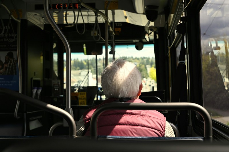Ældre mand i bus